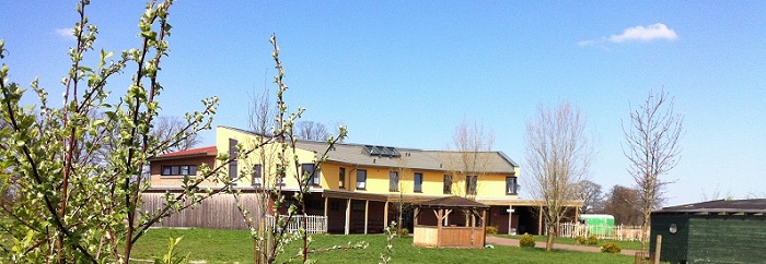 Schulgebäude im Frühling